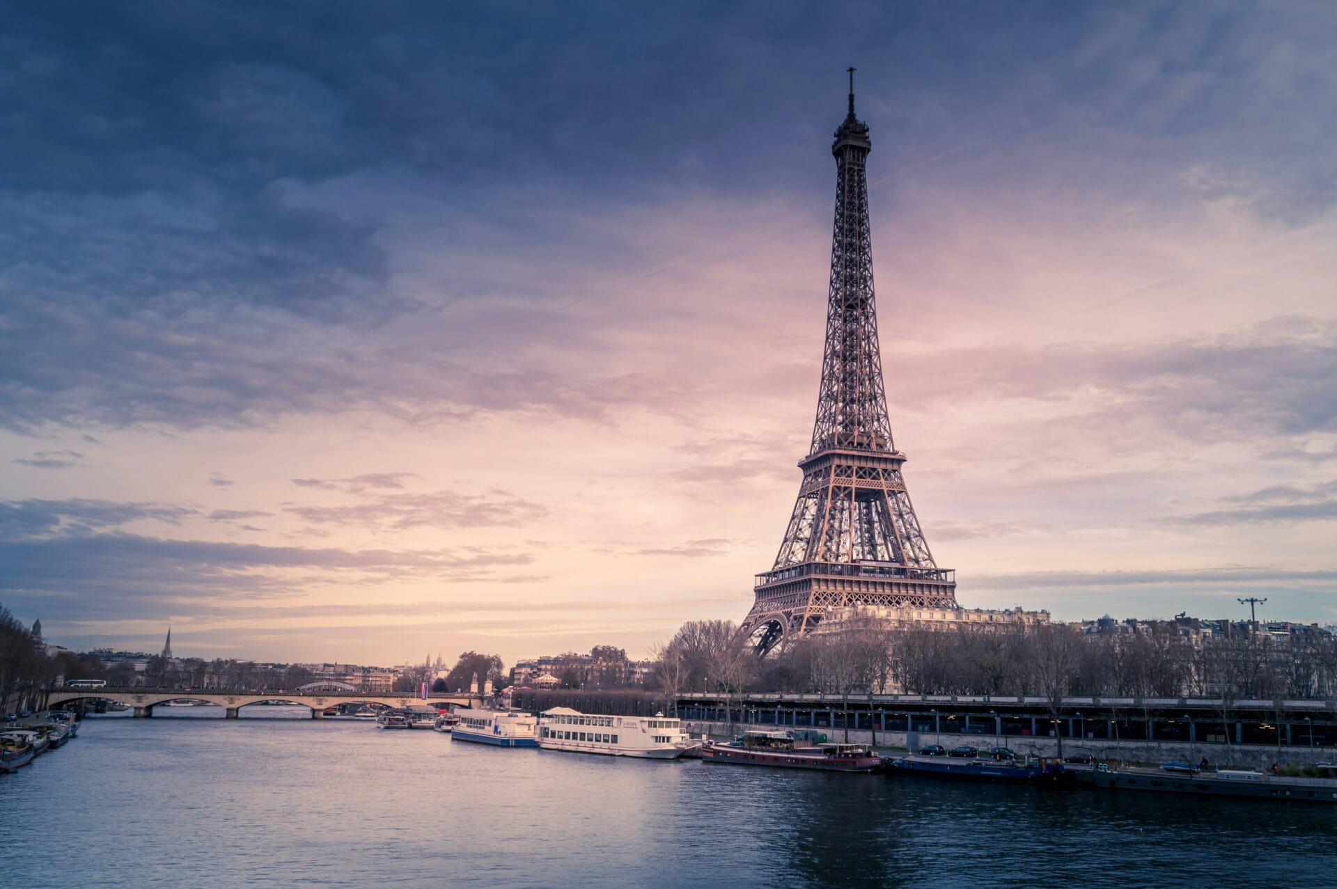Torre Eiffel às margens do Rio Sena em Paris, na França.