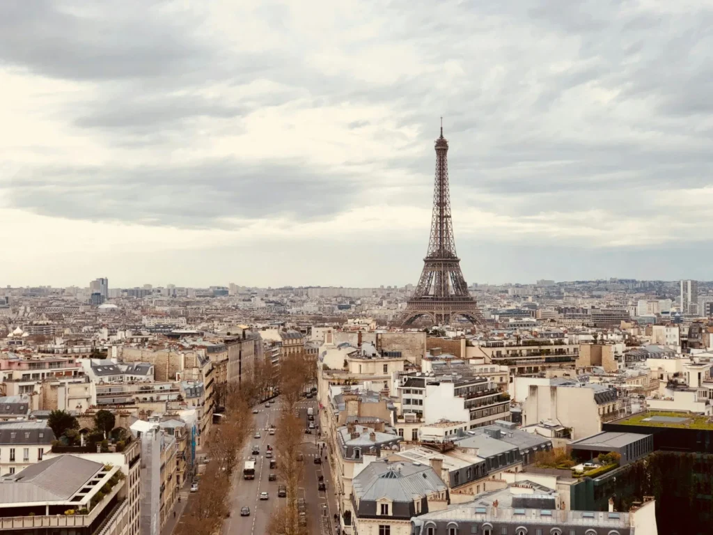 Torre Eiffel e prédios da cidade de Paris na França.