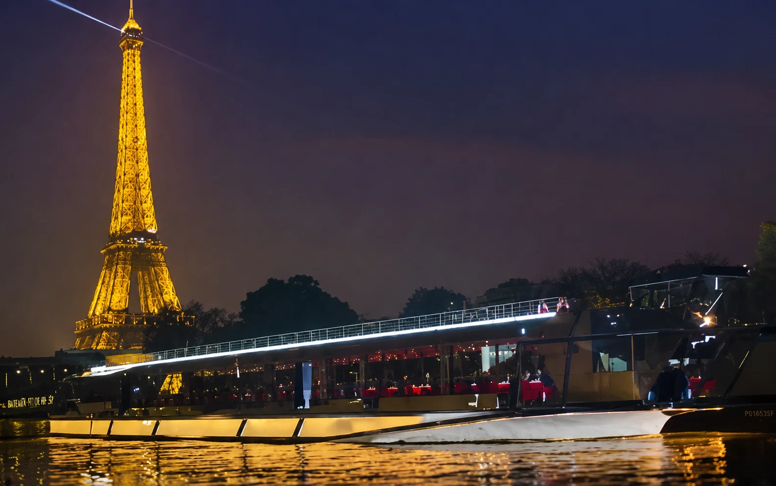Jantar no Barco do Bateaux Parisiense